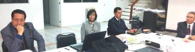 obispos Andrés Hernández (CAM) y Raúl García de Ochoa (CAO), Mtra. Lilia Palos, directora de Archivo e Historia, y Lic. Ulises Alvarado.