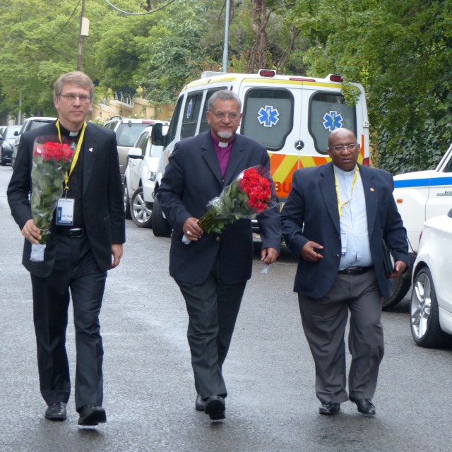 Abrahams es el ex obispo presidente de la Iglesia Metodista de África del Sur, y se unió a los dignatarios de todo el mundo para honrar el legado de Nelson Mandela.