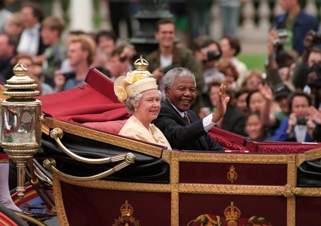 Mandela con la Reina Isabel II de Inglaterra