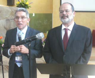 Obispo Raúl García de Ochoa y Mtro. Rubén Ruiz Guerra, presidente de la SEHIMM