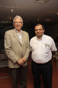 El director del EEM con Roberto Cervantes Corral, coordinador de preparatoria.