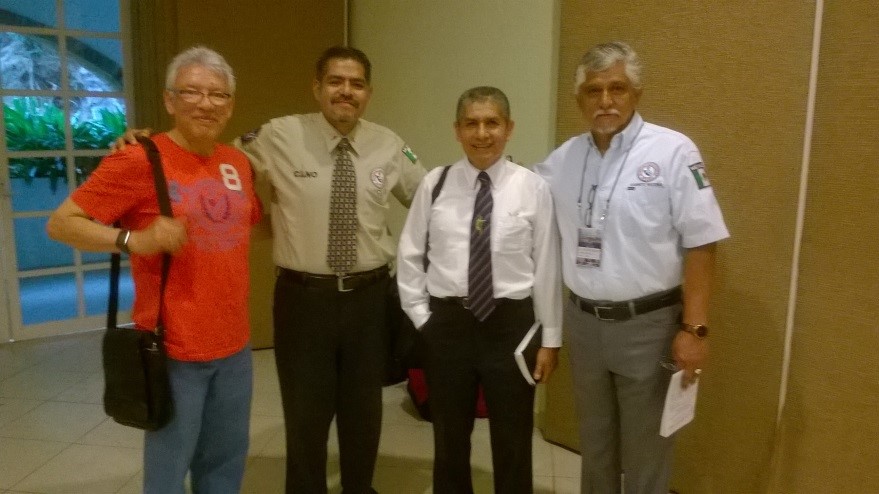 Con el Obispo Felipe Ruiz Aguilar, el Obispo Cruz Hernández Vargas                          y el Presidente del Gabinete Nacional, Hno. Fidel Martínez Almaguer