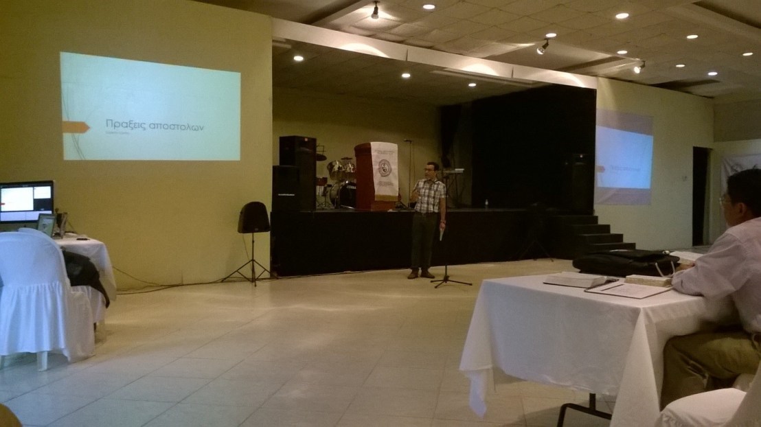 Pbro. José Hernández Zavala de la CAM, impartiendo el Taller sobre Hechos