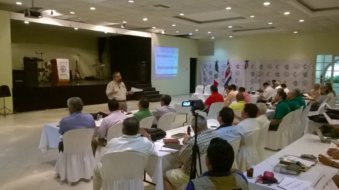 Pbro. Jonás Álvarez Armenta de la CAO, impartiendo el Taller sobre Liderazgo