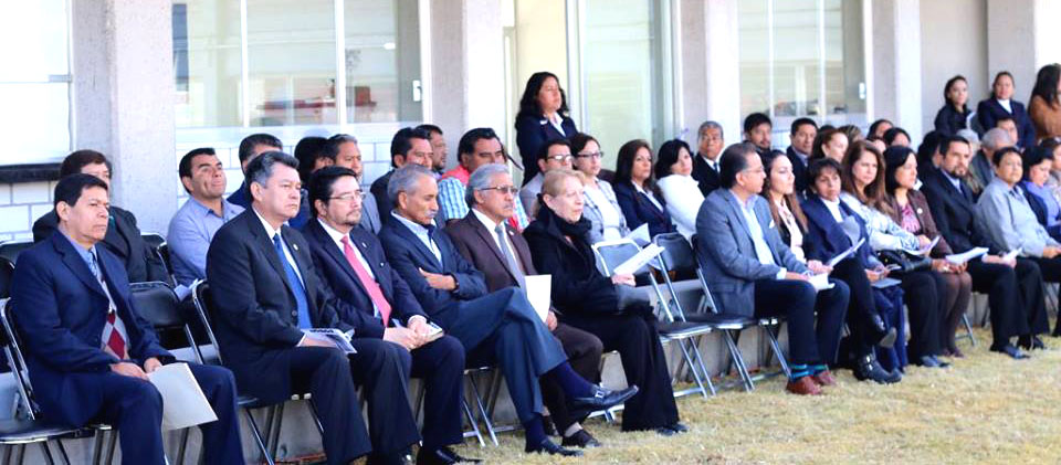 directivos e invitados a la dedicación del edificio