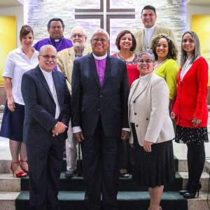 Obispos entrante, saliente y candidata