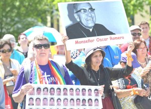 En la imagen una pancarta que hace referencia a las desapariciones forzadas en México: 43 normalistas de Ayotzinapa y muchos más, en la movilizacion durante la Conferencia General, en la búsqueda de concientizar sobre el cuidado del prójimo, específicamente en el tema de migrantes; deportaciones y refugiados.