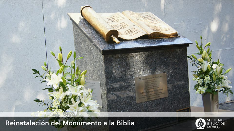 Monumento a la Biblia en la calle de Gante, CDMX