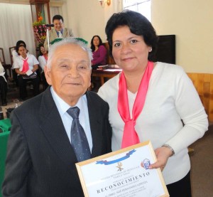 Recibiendo Reconocimiento, en una reunión de pastores jubilados de la CASE